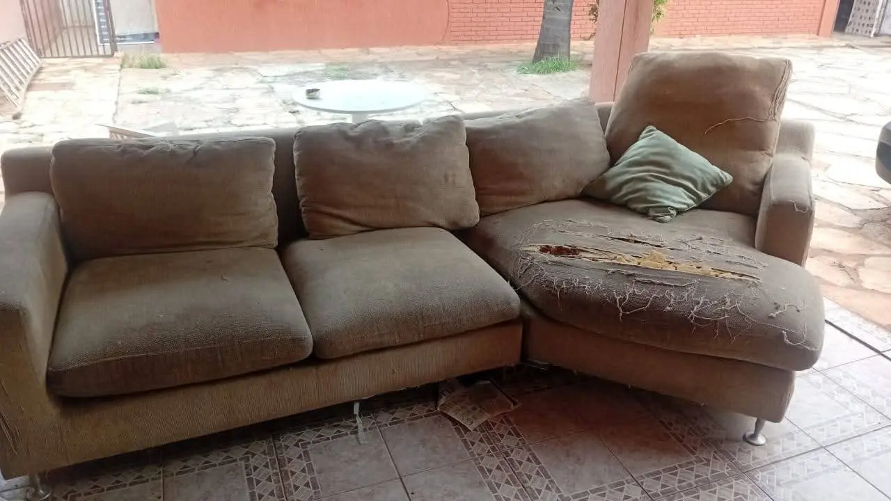 Sofá retrátil antes da reforma em Brasília DF