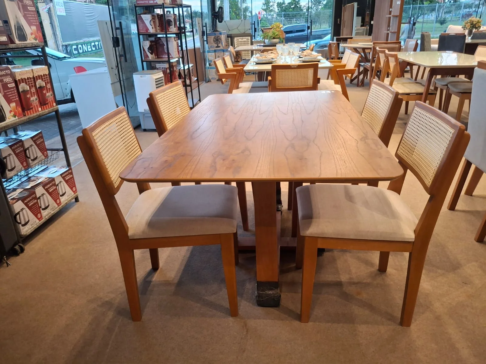 Mesa de jantar de madeira