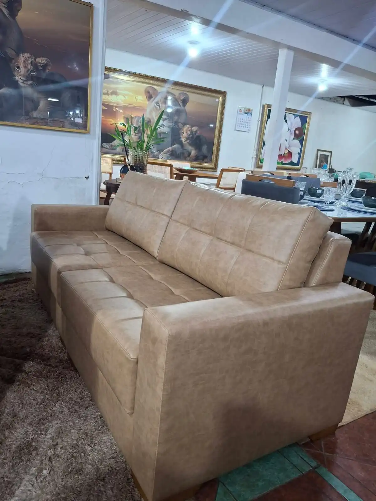 Sofá de três lugares em couro sob medida