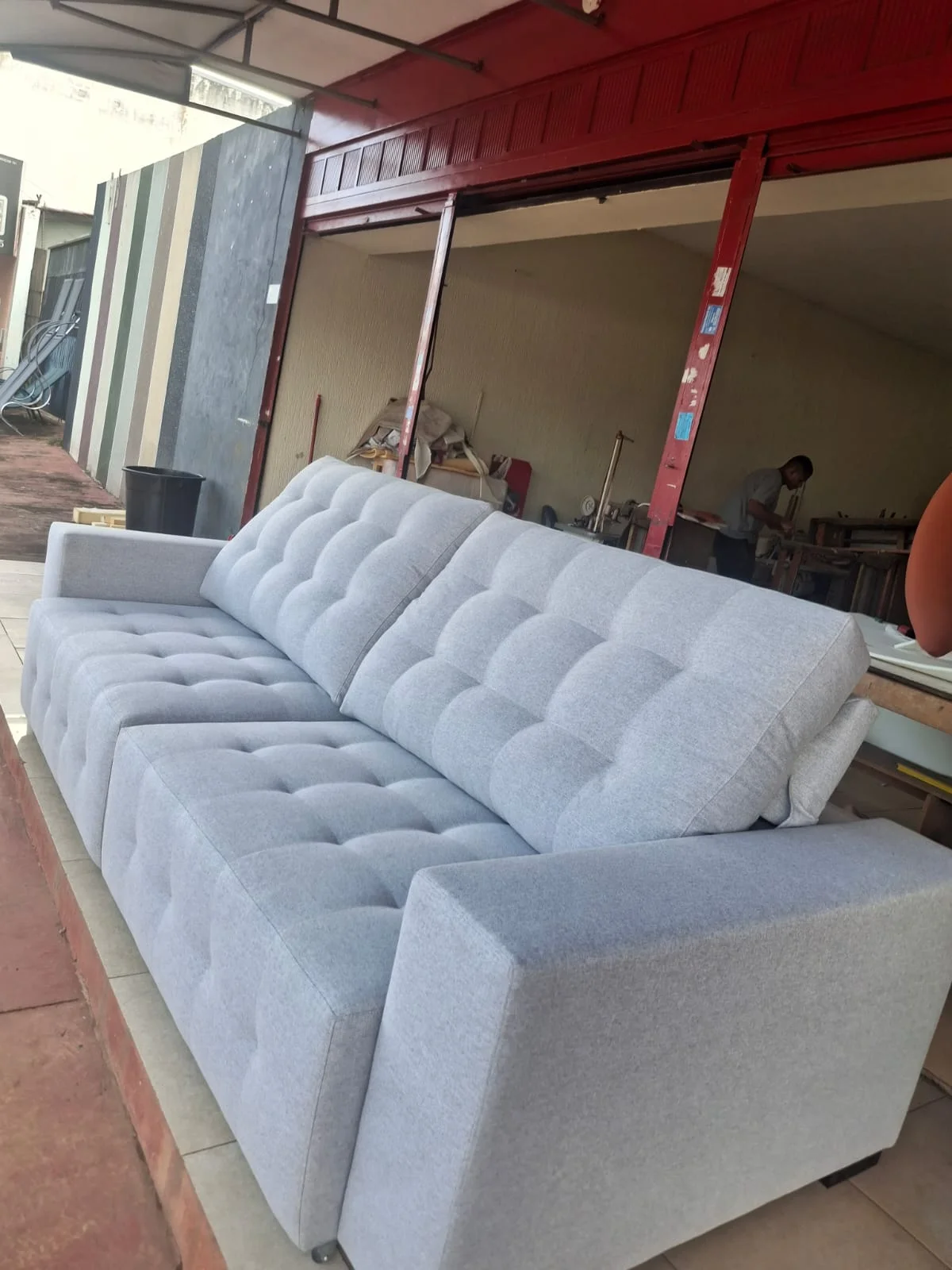 Sofá retrátil bege após reforma em Brasília DF