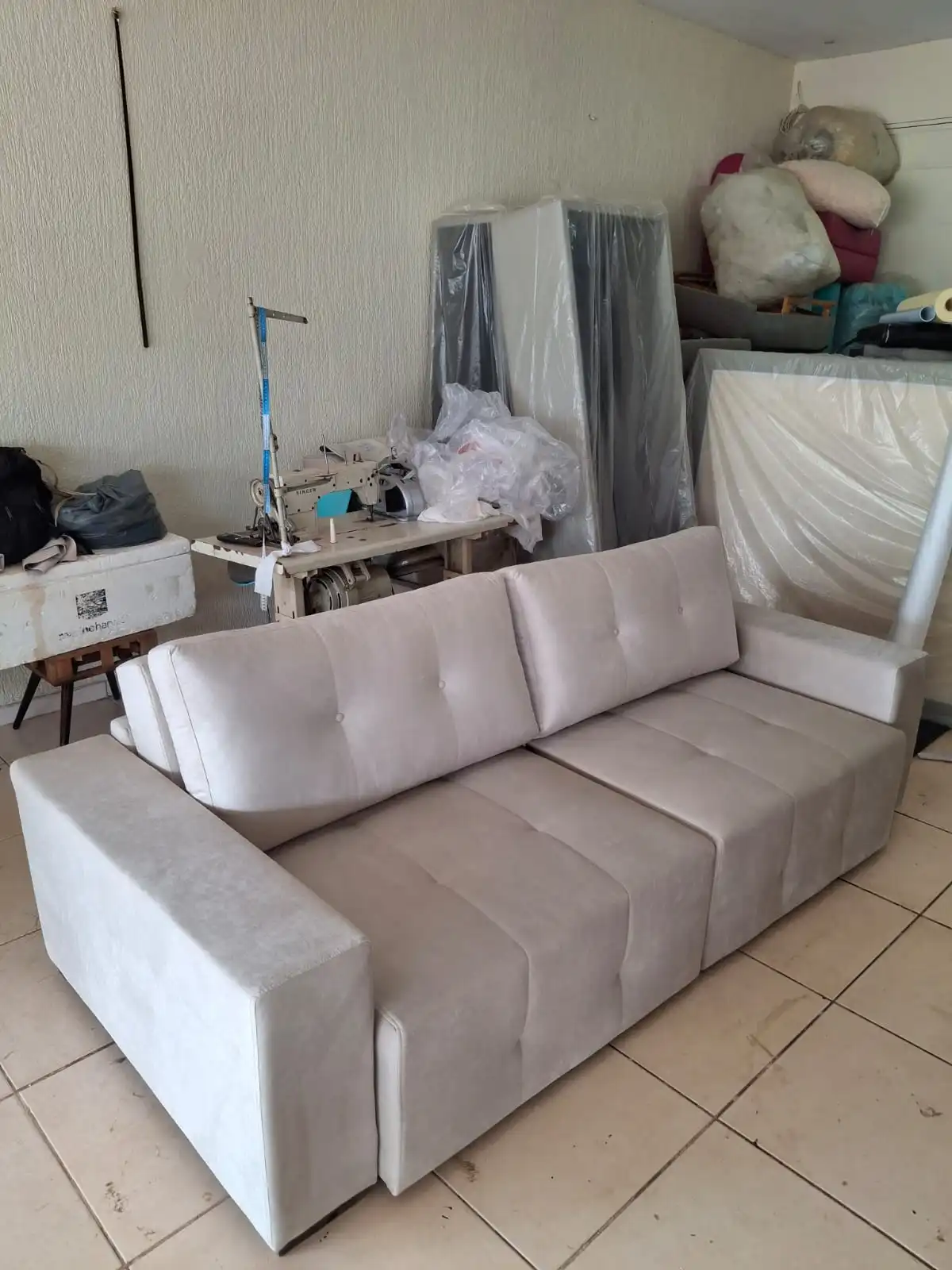 Sofá retrátil cinza após reforma em Brasília DF